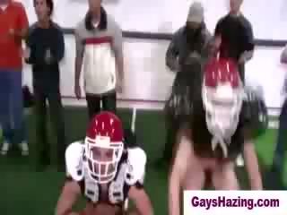 Hetro fiúk készült hogy játék meztelen football által homos